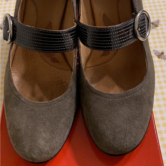 Dark brown pump by soft brand bought at the bay. Never worn kept in box. - Picture 2 of 5